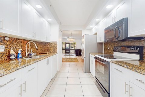 Copropriété à vendre à Pembroke Pines, Floride: 2 chambres, 126.72 m2 № 1871780 - photo 7