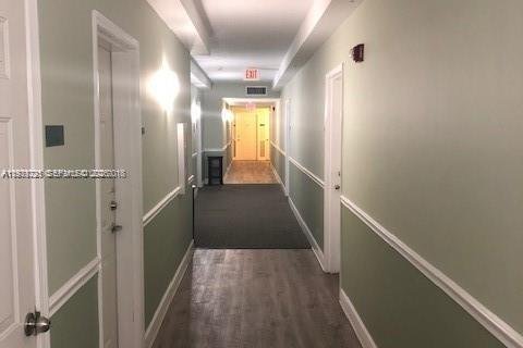 Condo in Coral Gables, Florida, 1 bedroom  № 1996554 - photo 14