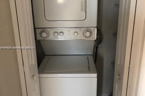 Condo in Coral Gables, Florida, 1 bedroom  № 1996554 - photo 13