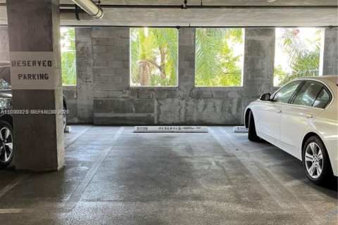 Condo in Coral Gables, Florida, 1 bedroom  № 1996554 - photo 15