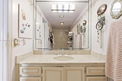 Condo in Miami, Florida, 2 bedrooms  № 2090430 - photo 22