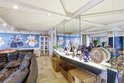 Condo in Miami, Florida, 2 bedrooms  № 2090430 - photo 9