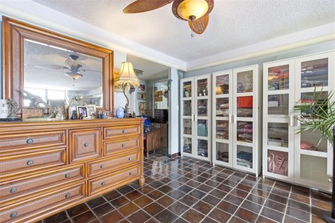 Condo in Miami, Florida, 2 bedrooms  № 2090430 - photo 20
