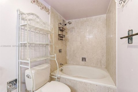 Condo in Miami, Florida, 2 bedrooms  № 2090430 - photo 23