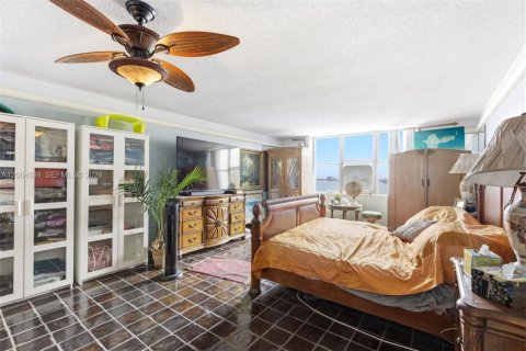 Condo in Miami, Florida, 2 bedrooms  № 2090430 - photo 18