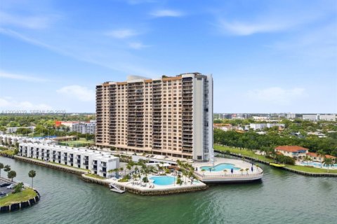 Condo in Miami, Florida, 2 bedrooms  № 2090430 - photo 2