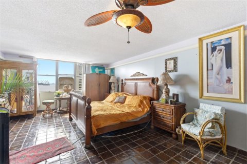 Condo in Miami, Florida, 2 bedrooms  № 2090430 - photo 17