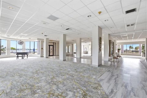Condo in Miami, Florida, 2 bedrooms  № 2090430 - photo 29