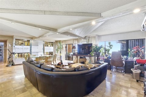 Condo in Miami, Florida, 2 bedrooms  № 2090430 - photo 8