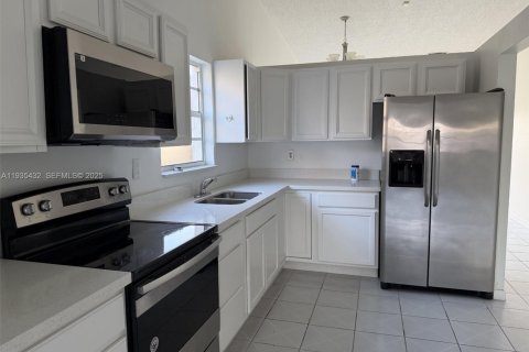 Casa en alquiler en Homestead, Florida, 3 dormitorios, 143.44 m2 № 1993736 - foto 4