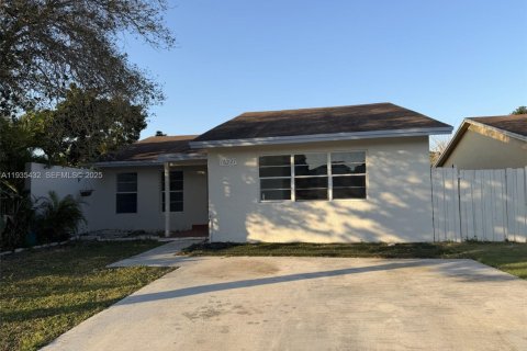Casa en alquiler en Homestead, Florida, 3 dormitorios, 143.44 m2 № 1993736 - foto 1