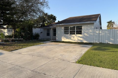 Casa en alquiler en Homestead, Florida, 3 dormitorios, 143.44 m2 № 1993736 - foto 2