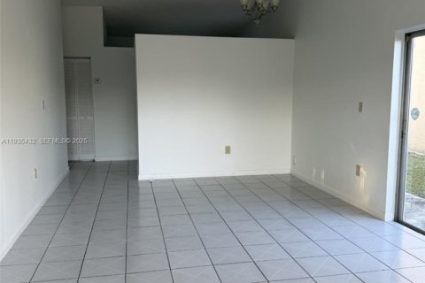 Casa en alquiler en Homestead, Florida, 3 dormitorios, 143.44 m2 № 1993736 - foto 3