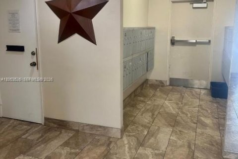 Copropriété à vendre à Hollywood, Floride: 2 chambres, 123.75 m2 № 2181213 - photo 13