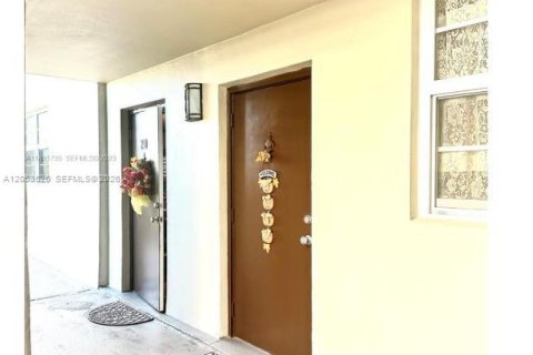 Copropriété à vendre à Hollywood, Floride: 2 chambres, 123.75 m2 № 2181213 - photo 2