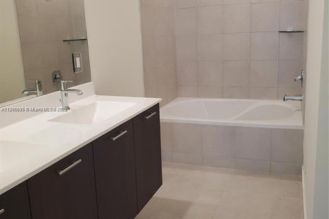 Купить кондоминиум в Дорал, Флорида 2 спальни, 104.42м2, № 1949345 - фото 5
