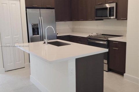 Купить кондоминиум в Дорал, Флорида 2 спальни, 104.42м2, № 1949345 - фото 2