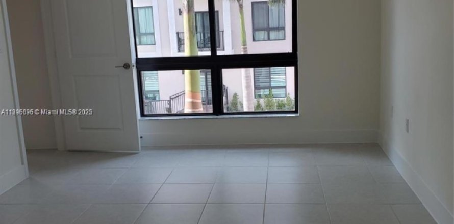 Кондоминиум с 2 спальнями в Дорал, Флорида № 1949345