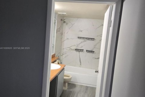 Снять в аренду кондоминиум в Маргит, Флорида 2 спальни, 2253.34м2, № 1989716 - фото 8