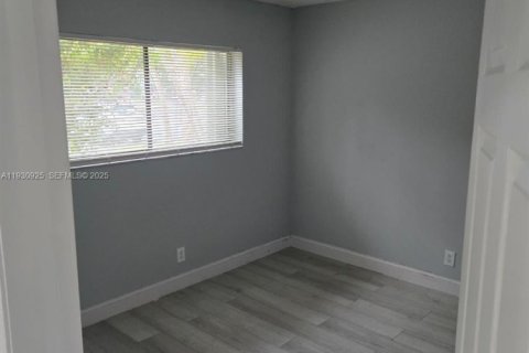 Снять в аренду кондоминиум в Маргит, Флорида 2 спальни, 2253.34м2, № 1989716 - фото 7