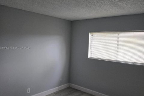 Снять в аренду кондоминиум в Маргит, Флорида 2 спальни, 2253.34м2, № 1989716 - фото 4