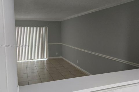 Снять в аренду кондоминиум в Маргит, Флорида 2 спальни, 2253.34м2, № 1989716 - фото 3