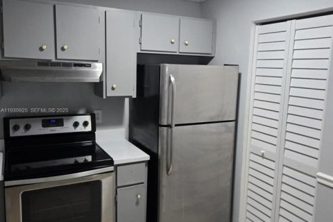 Снять в аренду кондоминиум в Маргит, Флорида 2 спальни, 2253.34м2, № 1989716 - фото 1