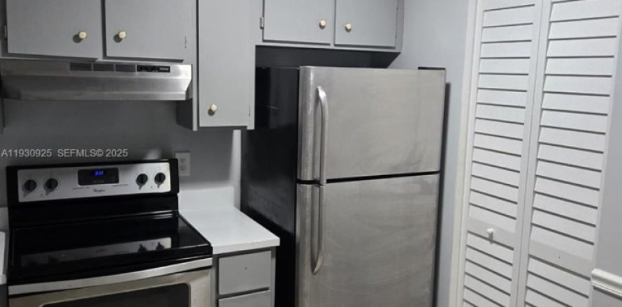 Кондоминиум с 2 спальнями в Маргит, Флорида № 1989716