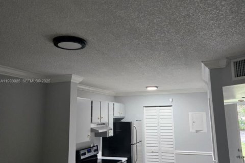 Снять в аренду кондоминиум в Маргит, Флорида 2 спальни, 2253.34м2, № 1989716 - фото 2