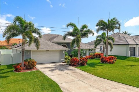 House in Cape Coral, Florida 3 bedrooms, 229.56 sq.m. № 1796757 - photo 1