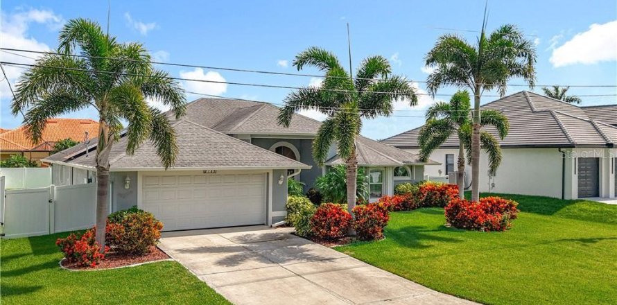 House in Cape Coral, Florida 3 bedrooms, 229.56 sq.m. № 1796757