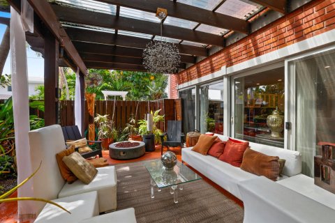 Townhouse in Wilton Manors, Florida 2 bedrooms, 120.77 sq.m. № 2290290