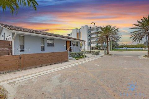 House in Hollywood, Florida 3 bedrooms, 101.45 sq.m. № 1672580 - photo 3