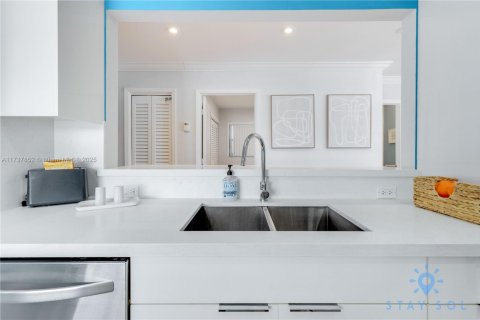 House in Hollywood, Florida 3 bedrooms, 101.45 sq.m. № 1672580 - photo 12