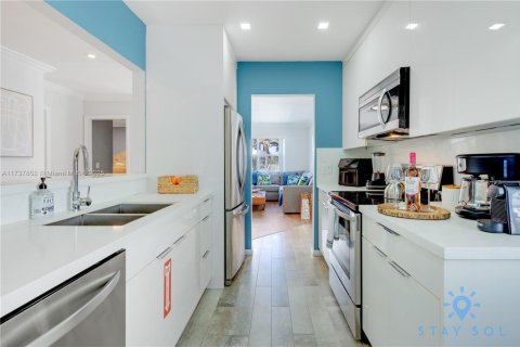 House in Hollywood, Florida 3 bedrooms, 101.45 sq.m. № 1672580 - photo 11