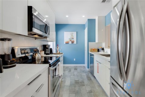 House in Hollywood, Florida 3 bedrooms, 101.45 sq.m. № 1672580 - photo 10