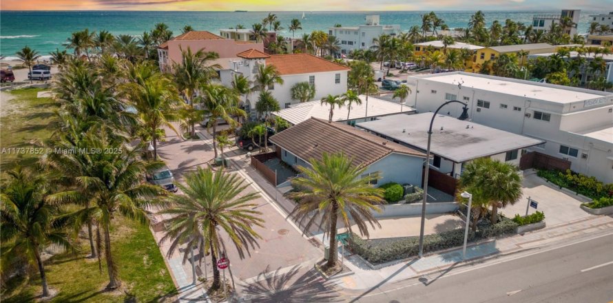 House in Hollywood, Florida 3 bedrooms, 101.45 sq.m. № 1672580