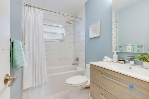 House in Hollywood, Florida 3 bedrooms, 101.45 sq.m. № 1672580 - photo 28