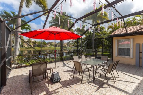 House in Pembroke Pines, Florida 3 bedrooms, 153.47 sq.m. № 2068926 - photo 29