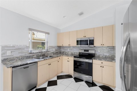 House in Pembroke Pines, Florida 3 bedrooms, 153.47 sq.m. № 2068926 - photo 12