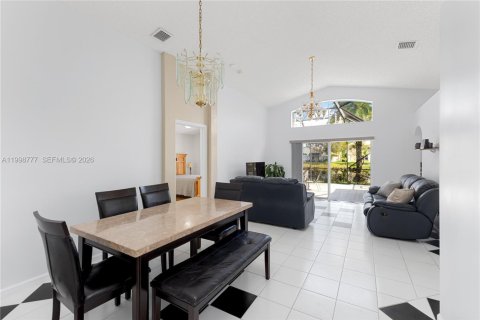 House in Pembroke Pines, Florida 3 bedrooms, 153.47 sq.m. № 2068926 - photo 10