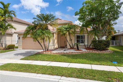 House in Pembroke Pines, Florida 3 bedrooms, 153.47 sq.m. № 2068926 - photo 3