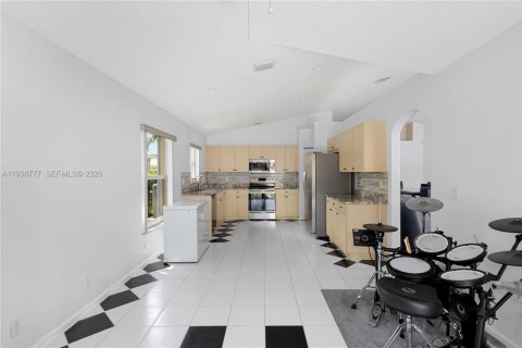 House in Pembroke Pines, Florida 3 bedrooms, 153.47 sq.m. № 2068926 - photo 16