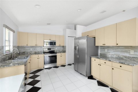 House in Pembroke Pines, Florida 3 bedrooms, 153.47 sq.m. № 2068926 - photo 11