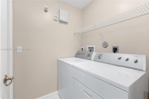 House in Pembroke Pines, Florida 3 bedrooms, 153.47 sq.m. № 2068926 - photo 17