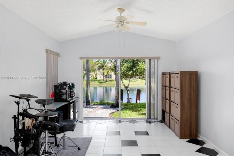 House in Pembroke Pines, Florida 3 bedrooms, 153.47 sq.m. № 2068926 - photo 15