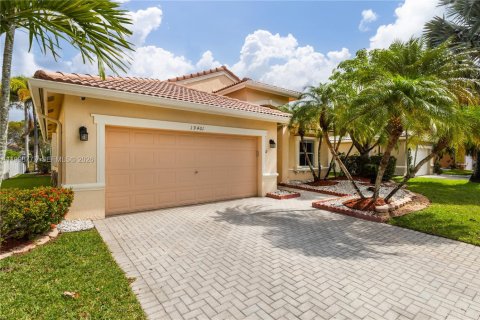 House in Pembroke Pines, Florida 3 bedrooms, 153.47 sq.m. № 2068926 - photo 5