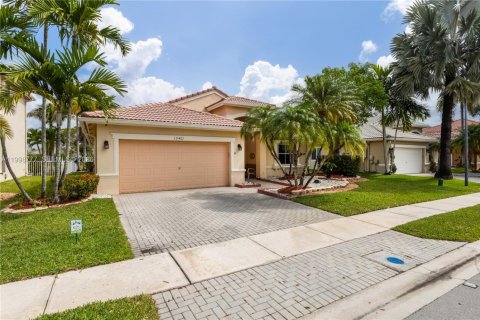House in Pembroke Pines, Florida 3 bedrooms, 153.47 sq.m. № 2068926