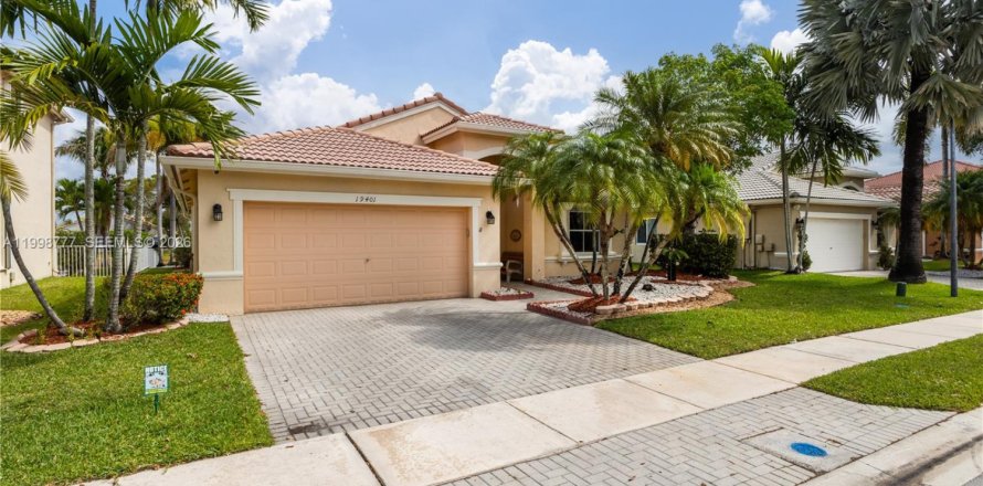 House in Pembroke Pines, Florida 3 bedrooms, 153.47 sq.m. № 2068926
