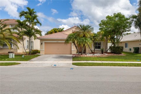 House in Pembroke Pines, Florida 3 bedrooms, 153.47 sq.m. № 2068926 - photo 2